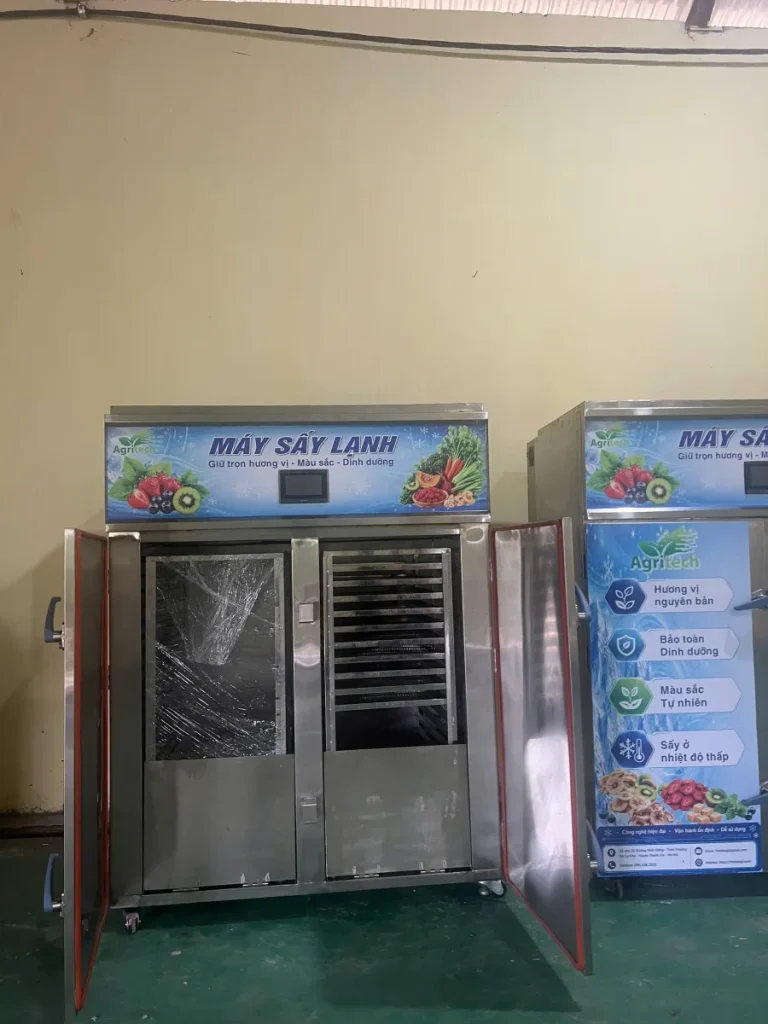 Máy sấy lạnh AGRITECH dạng tủ inox hai cánh, màn hình điều khiển cảm ứng phía trên